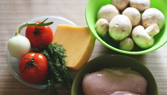 1. Этап. Куриное филе по-французски: 1. Из куриного филе можно быстро приготовить вкусное блюдо, которое дополняется грибами, сыром, помидорами и зеленью.