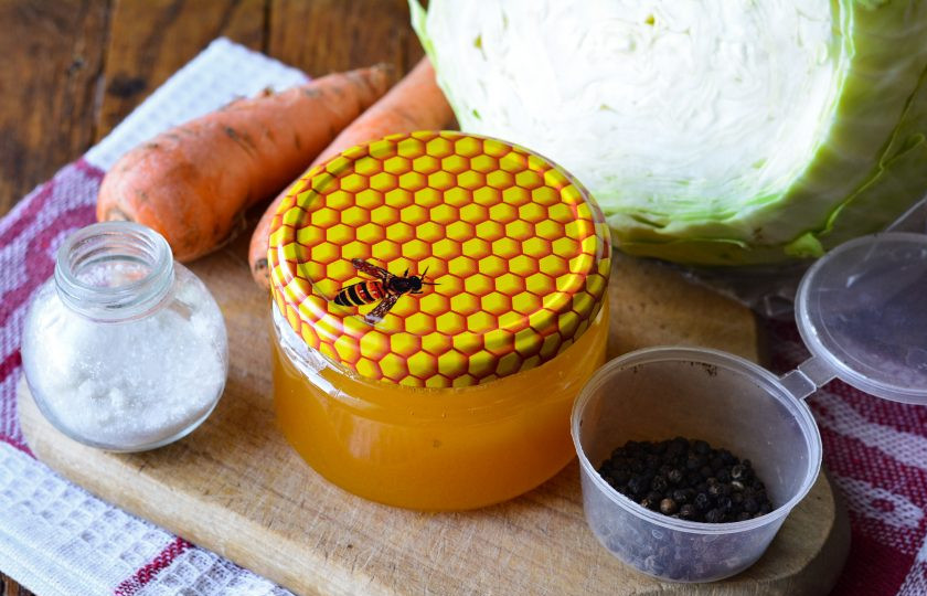 1. Этап. Капуста квашеная с медом: Подготовьте ингредиенты для приготовления квашеной капусты с медом.