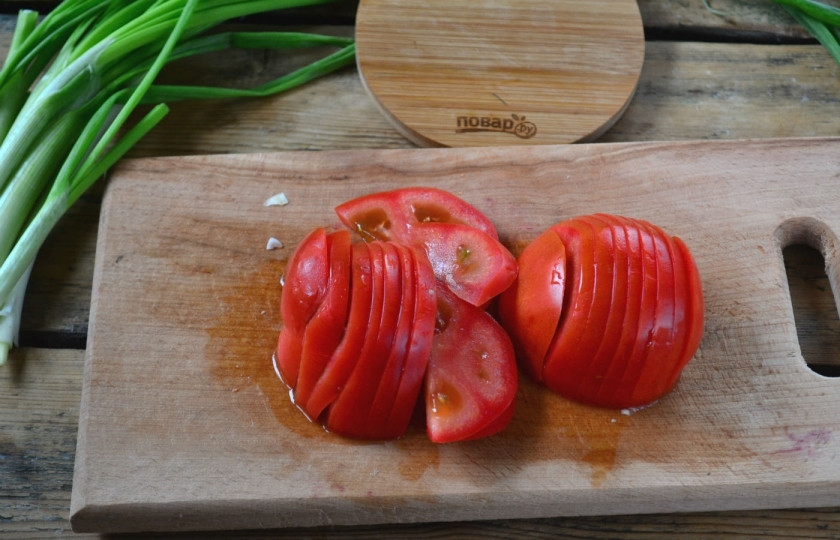 1. Этап. Мясо под шубой: 4. Помидор порежьте кружочками или полукружочками.
