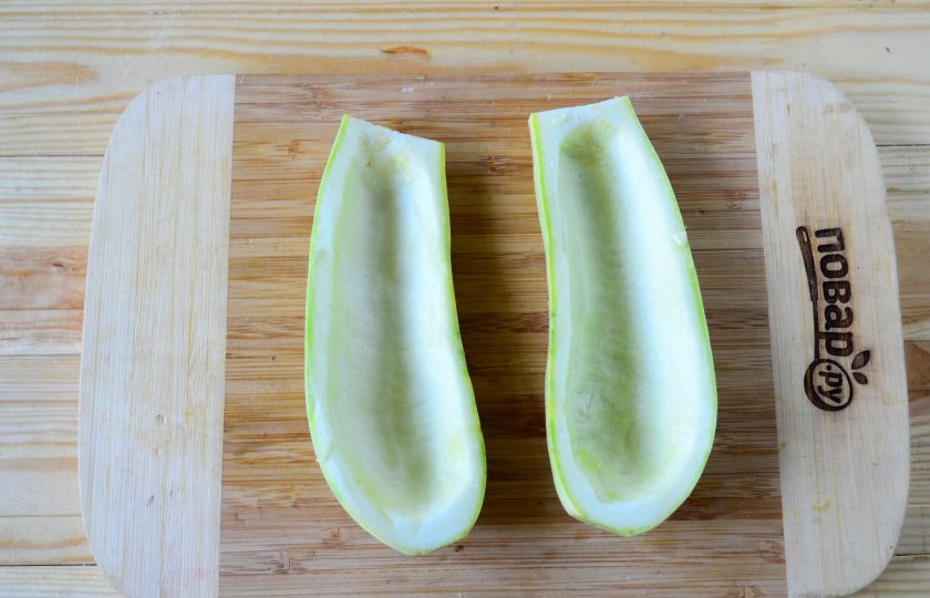 1. Этап. Лодочки из кабачков с дыней: Кабачок разрежьте вдоль пополам, аккуратно ложечкой выньте мякоть.