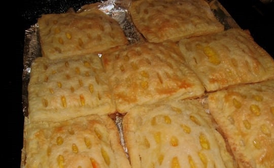 1. Этап. Слойки с лимоном: 4. Противень застилаем фольгой и выкладываем заготовки, выпекаем в духовом шкафу при температуре 200 градусов около 10-15 минут (зависит от толщины раскатанного теста).