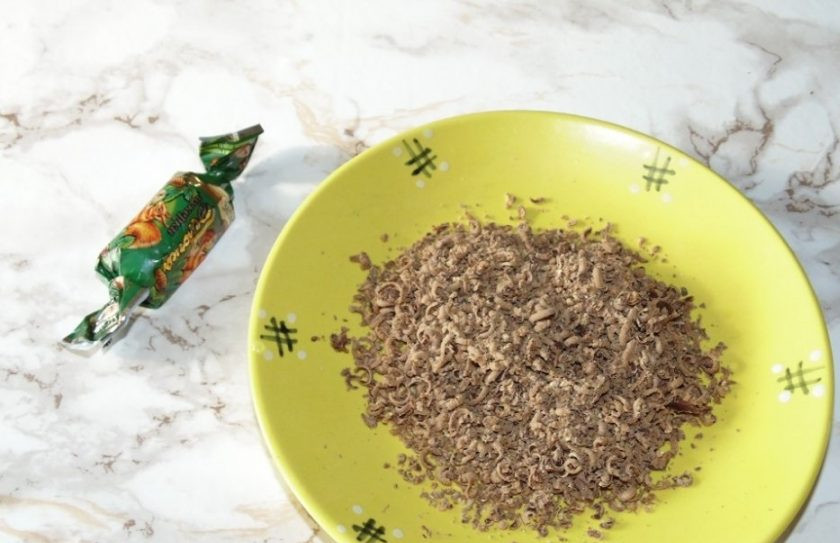 1. Этап. Молочный мусс: 5. Измельчите шоколад (с помощью терки), используйте молочный или черный по желанию.