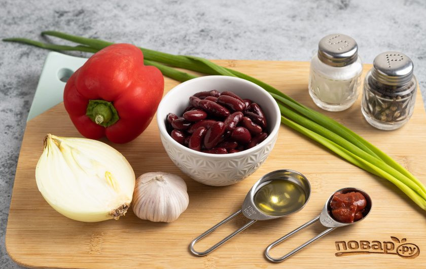 1. Этап. Салат из фасоли по-болгарски: Подготовьте все ингредиенты.