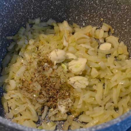 1. Stage. Broccoli and Cheese Cream Soup: Heat 1 tbsp directly in the pan. l olive oil and fry the onion diced for 5 minutes or until it is soft, then add the chopped garlic and thyme, cook for another minute.