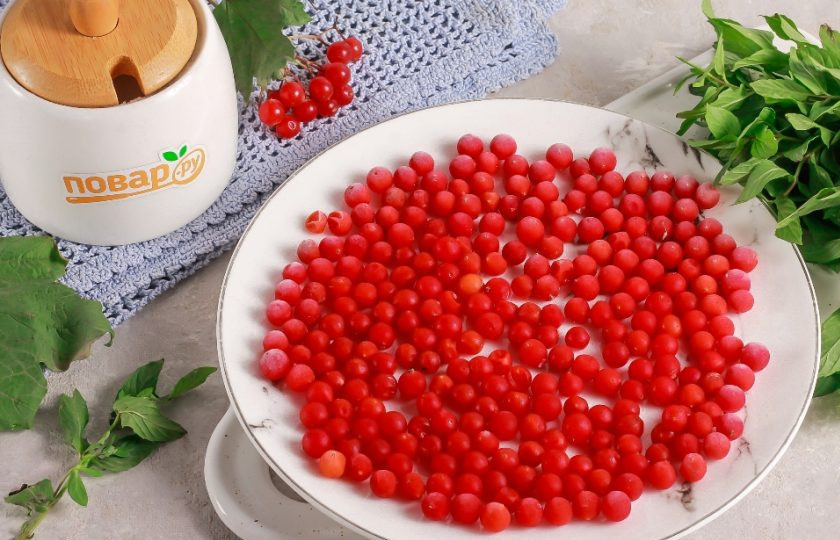 1. Этап. Заморозка калины на зиму: Когда ягоды полностью заморозятся, их можно пересыпать в другую емкость или зип-пакет.