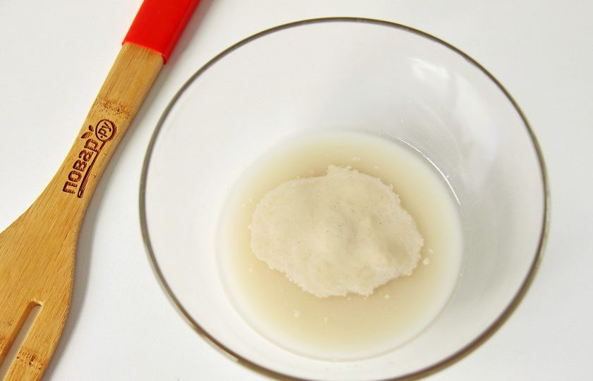 1. Этап. Мини пицца: В глубокую миску налейте теплую воду, добавьте сахар, дрожжи, перемешайте и оставьте на 10-15 минут до появления характерной 