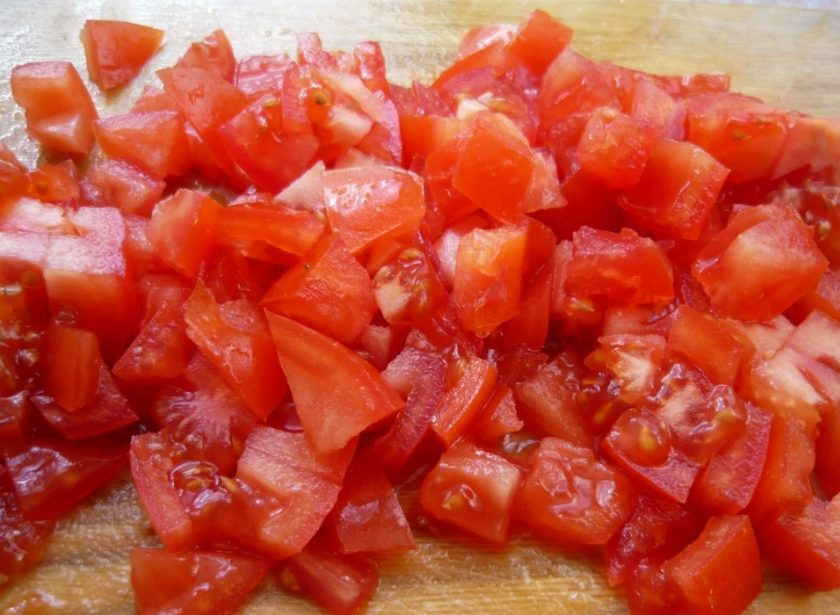 1. Этап. Азу из свинины: 6. Вымойте томаты и разрежьте их маленькими кусочками.