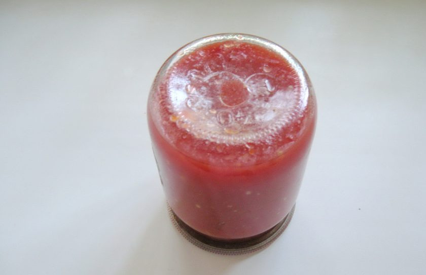 1. Этап. Томатный морс на зиму: Разлейте морс в стерилизованные банки и закатайте крышками. Переверните банки вверх дном и укутайте в одеяло на сутки. Храните в прохладной кладовке.