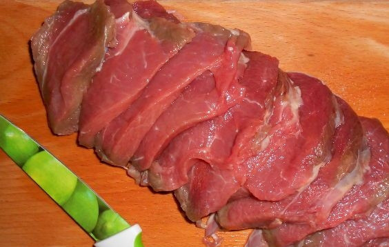 1. Этап. Шницель по-венски: Мясо промойте. Удалите с него прожилки и плёнку. Нарежьте мякоть слайсами.