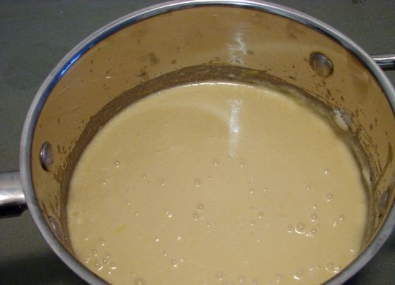 1. Этап. Легкий рецепт кекса: 2. Добавьте в миску куриные яйца, сахар, сгущенку, ванильный и лимонный экстракты, перемешайте.