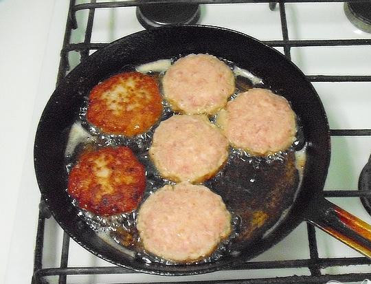 1. Этап. Новогодние котлеты: 4. В холодной воде смачиваем руки и формируем котлеты. На сковороде разогреваем масло, выкладываем туда котлеты и с каждой стороны обжариваем, огонь средний.