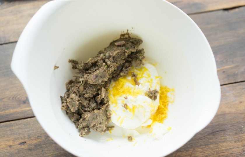 1. Этап. Итальянские пельмени: Грибной пасте дайте остыть, а потом смешайте её с сыром.