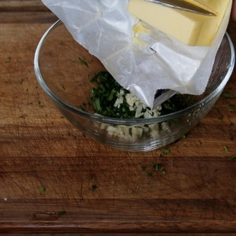 1. Этап. Креветки со спаржей: Добавляем в смесь кусочек сливочного масла.