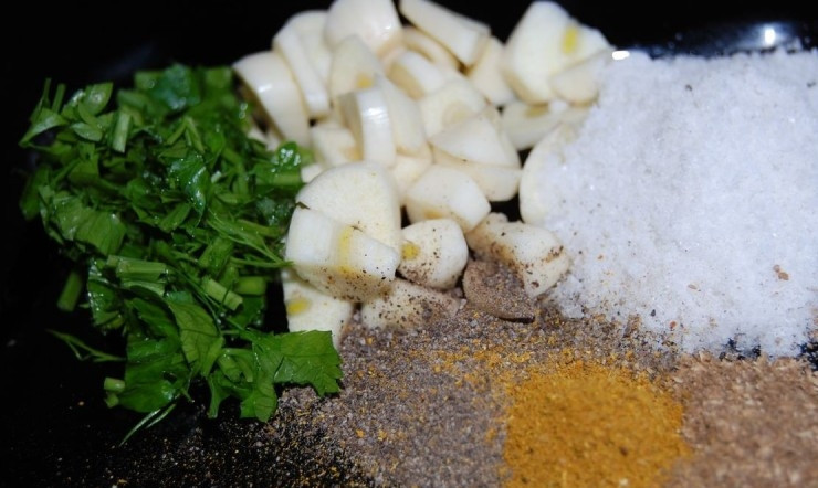 1. Этап. Сердце в горшочке: Добавляем в горшочки соль и лавровый лист. Посыпаем карри, кориандр, перец и выложите небольшие пластинки чеснока.