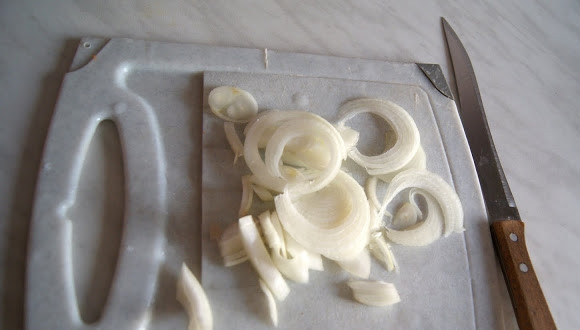 1. Этап. Индейка с картошкой в горшочке: Луковицу чистим, нарезаем колечками.