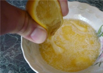 1. Этап. Маринад для карбоната: 1. Первым делом мы растапливаем сливочное масло, даем ему немного остыть.