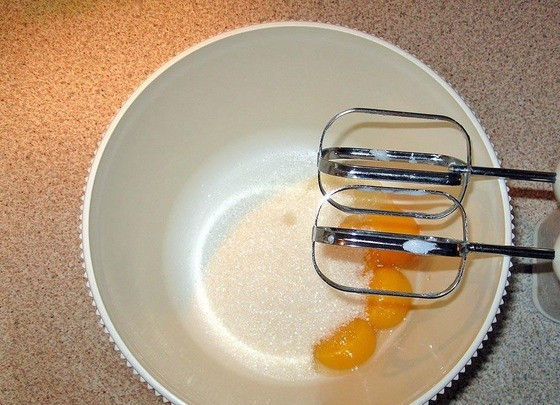 1. Этап. Пирог с консервированными грушами: Яйца разбить в большую глубокую миску. Добавить сахар.