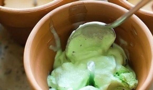 1. Этап. Десерт Цветок: Оставшийся кекс нарубите некрупными кусочками, которые затем смешайте с мороженым. В каждый горшочек выложите примерно по 3 столовые ложки такой массы.