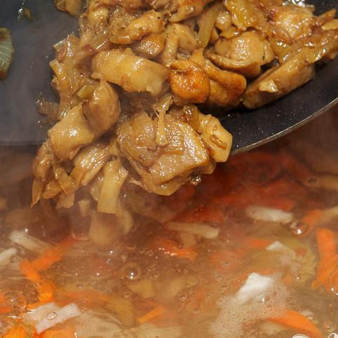 1. Этап. Русский постный суп: Когда грибы приготовлены, добавьте их, вместе с луком, в кастрюлю.