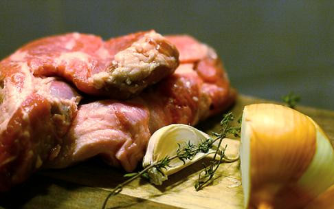 1. Этап. Запеканка из савойской капусты: Итак, начинаем заниматься ингредиентами. Для начала нарезаем нашу свинину небольшими кубиками и измельчаем в блендере до состояния фарша. Капусту отвариваем в течение 5-7 минут в подсоленной кипящей воде.