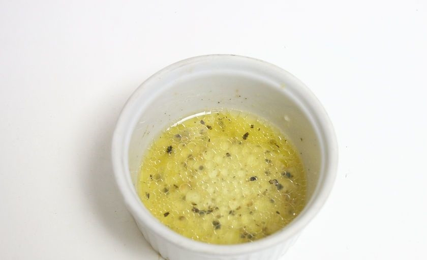 1. Этап. Салат с грибами без майонеза: 4. Для заправки в миску наливаю оливковое масло, лимонный сок, солю и перчу, перемешиваю.