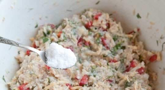 1. Этап. Куриный фарш (котлеты): Фарш тщательно перемешайте, добавив молотый перец и соль.