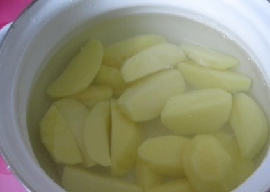 1. Этап. Постные картофельные блины: Очистим, помоем и нарежем картофель. Перекладываем его в кастрюлю, заливаем водой (чуть выше уровня картошки) и посолим. Варим до готовности.