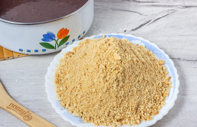 1. Этап. Сладкая колбаса из печенья: Печенье пробейте блендером. Орехи тоже можно пробить блендером, но не в крошку, а небольшими кусочками.