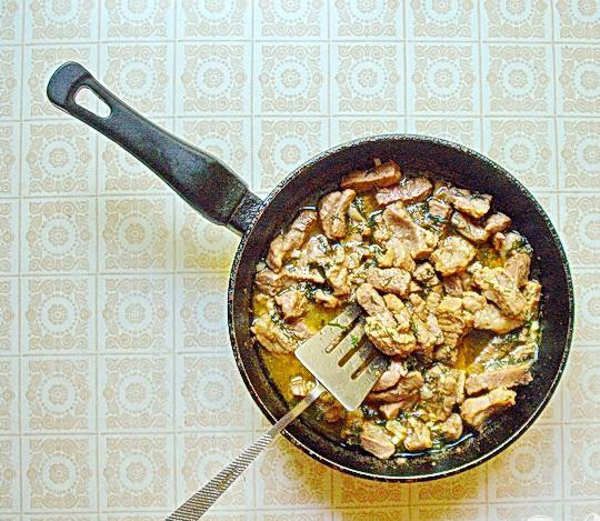 1. Этап. Свинина с карри и стручковой фасолью: 3. Затем добавляем сюда небольшое количество воды, огонь уменьшаем и приблизительно минут сорок, с закрытой крышкой, тушим мясо. В самом конце тушения добавляем чеснок, измельченный укроп, семена аниса, гвоздику, перец, сухой сладкой паприки и карри.