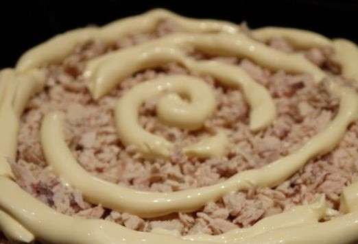 1. Этап. Салат с грибами, курицей: 5. Выложите на дно салатника. Посолите и поперчите, добавьте майонез по вкусу.