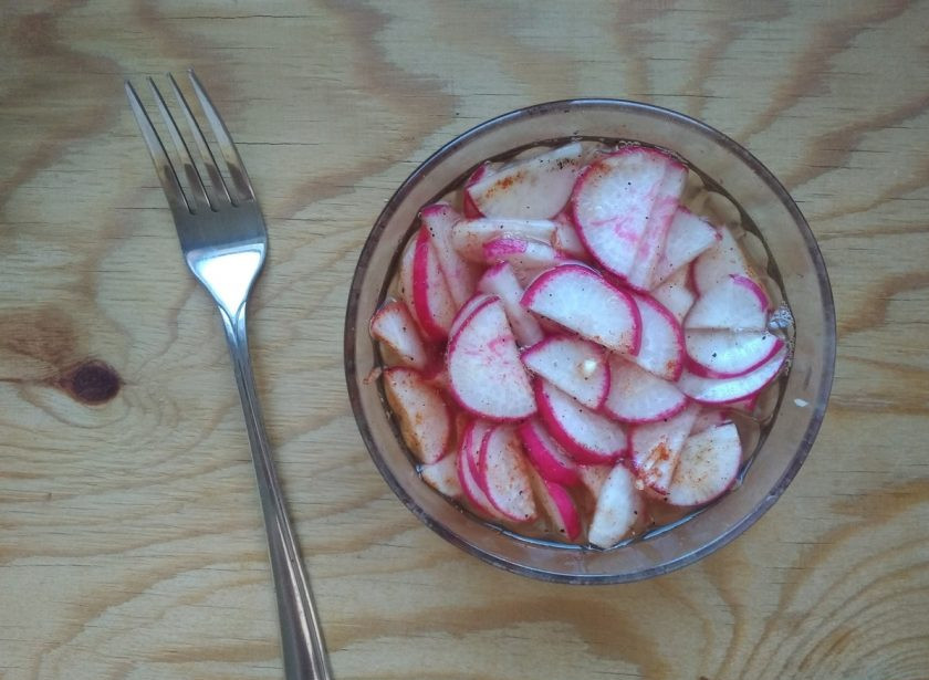 1. Этап. Редис по-корейски: 5. Залейте редиску водой, чтобы она покрыла закуску. Оставьте редиску по-корейски на 2 дня в холодильнике. Затем пробуйте!