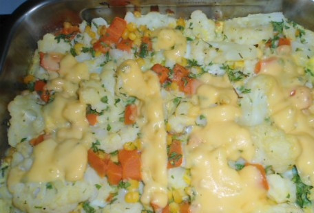 1. Этап. Цветная капуста запеченная в духовке с яйцом: Запекать 30 минут при 180 градусах. За 3 минуты до окончания положить кусочки сыра.