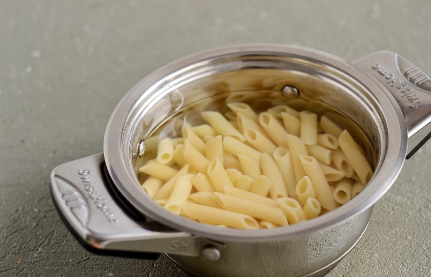 1. Этап. Макароны с капустой: Пока тушится капуста отварите макароны в кипящей подсоленной воде. Затем слейте воду и откиньте макароны на дуршлаг.