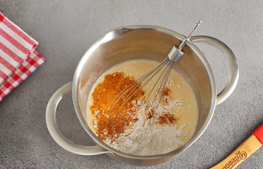 1. Этап. Запеканка из вареной курицы: Добавьте муку, соду и специи.