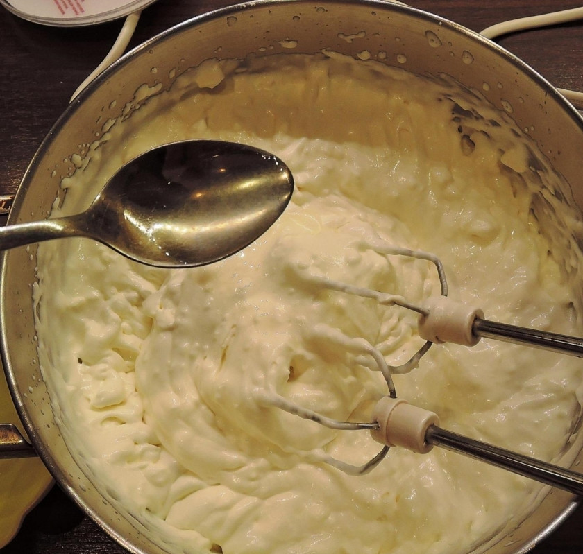 1. Этап. Чизкейк с персиками: 9. Две чайные ложки лимонного сока вливаю к массе из маскарпоне и сливок, так смесь будет более воздушной, взбиваю 2 минуты.