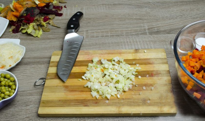 1. Этап. Винегрет Простой: Лук мелко нарежьте и отправьте к остальным овощам.