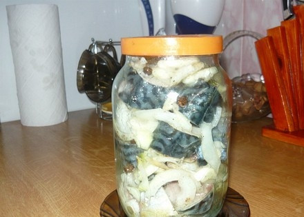 1. Этап. Маринованная скумбрия в банке: 4. Минут через 5 переложите в банку (аккуратно, но плотно!), закройте крышкой и уберите в холодильник. Через сутки уже можно попробовать, что получилось.