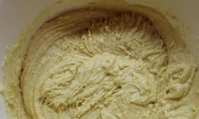 1. Этап. Печенье со смородиновым вареньем: И размешиваем тесто. В этом рецепте тесто будет слегка вязким. Если вам не нравится работать с таким тестом, можно добавить еще стакан муки.