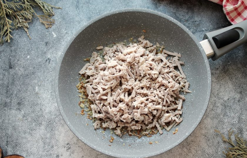 1. Этап. Кропкакор: Отварное мясо, у меня свинина, прокрутите через мясорубку или мелко порежьте. Выложите мясо в сковороду к обжаренному луку, посолите, поперчите и прогрейте 2-3 минуты, перемешивая.