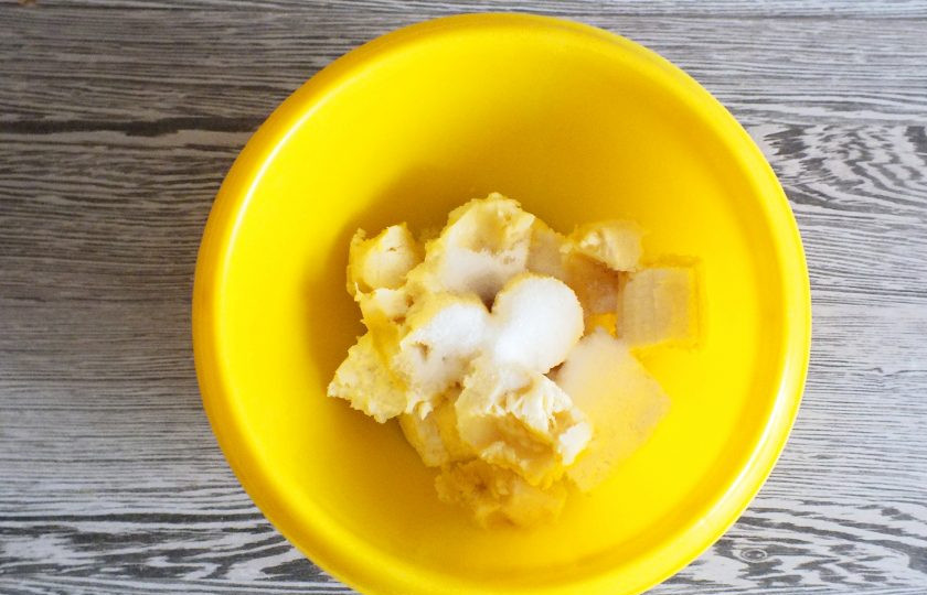 1. Этап. Ватрушки с бананом: Пока расстаивается тесто, сделайте начинку. В чаше смешайте творог, 1 банан, 1 ст.л. сахара. Пробейте блендером до однородного состояния.