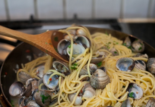 1. Этап. Спагетти с морскими мидиями: Добавить мидии на сковороду, как только они начнут шипеть и открываться, долейте вино. Перемешайте. Добавьте спагетти и петрушку.