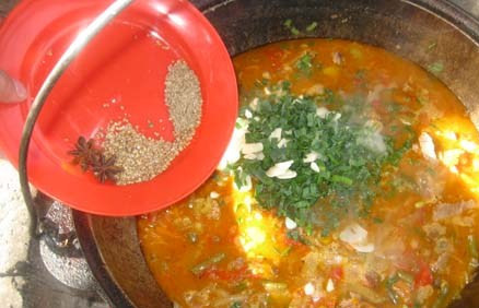 1. Этап. Лагман с капустой: Добавьте специи.