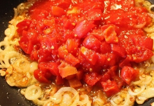 1. Этап. Солянка с креветками: 12. Добавьте помидоры и оставьте томиться минут на 10.