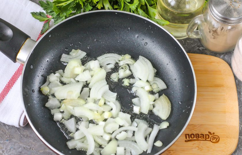 1. Этап. Паста с креветками в томатном соусе: Очистите репчатый лук от шелухи, промойте в воде. Нарежьте мелким кубиком или полукольцами. Отпассеруйте луковую нарезку в растительном масле примерно 2-3 минуты до румяности.