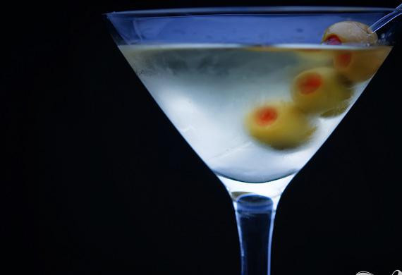 1. Этап. Грязный Мартини: 5. Не затягивайте с подачей коктейля гостям - он пьется еще холодным. Ваши гости будут изумлены привычным вкусом Мартини и коварной крепостью напитка, не характерного для обычного Мартини, так что не перестарайтесь с добавками!