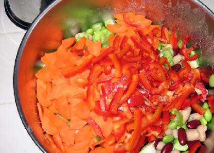 1. Этап. Тройной бобовый салат: Кладем все овощи поверх бобовых.