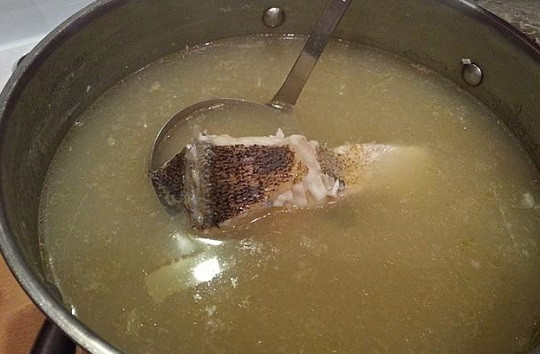 1. Этап. Уха на курином бульоне: 4. Бульон посолите и поперчите по вкусу. Выложите в него овощи.