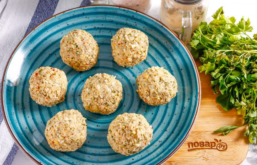 1. Этап. Пхали из капусты по-грузински: Сформируйте из массы небольшие шарики и выложите их на блюдо, масса отлично склеивается между собой.