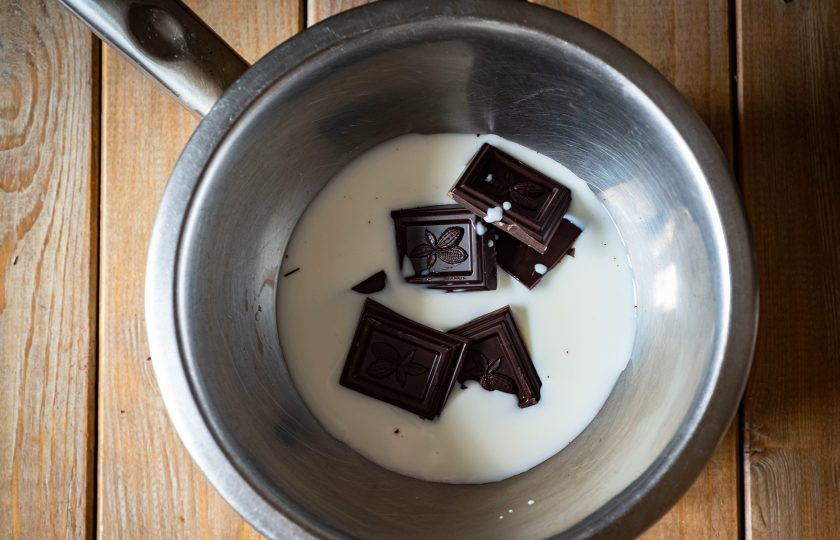 1. Этап. Шоколадный пломбир: На кастрюльку с водой поместите металлическую миску так, чтобы дно не касалось воды, залейте молоко в миску, добавьте шоколад, поломанный кусочками, все это поставьте на небольшой огонь.