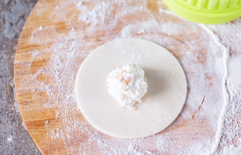 1. Этап. Вареники из рисовой муки: На центр лепешки выложите 1 ч.л. творожной начинки.